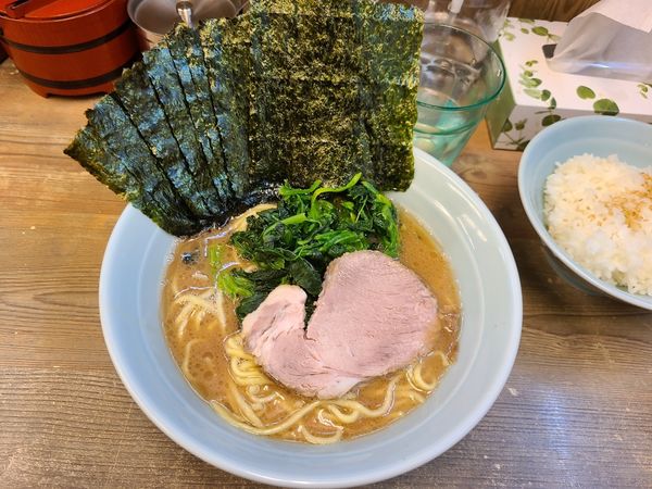 「ラーメン(固め)+ホウレン草+のり」@横浜らーめん 渡来武の写真