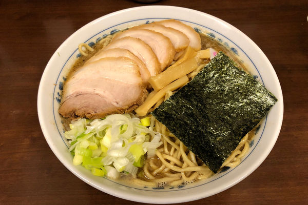 「中華そば(大)750円+半肉増し180円」@次念序の写真