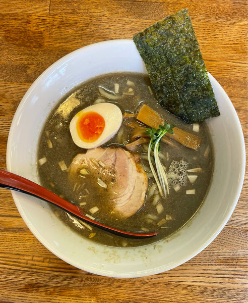 「煮干し醤油らーめん（追い煮干し）太麺」@らーめん一芯の写真