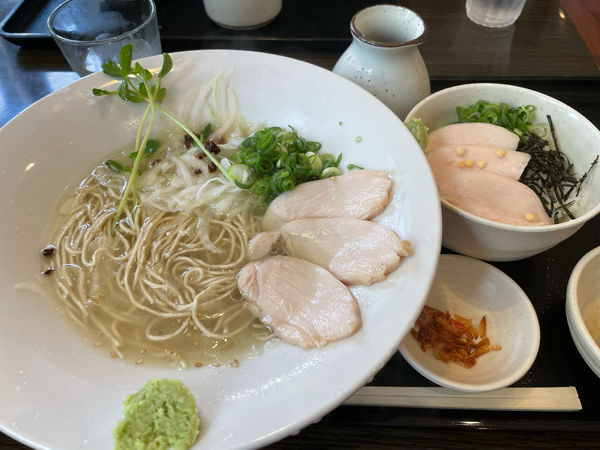 「塩鶏そば、とりめし（だし）セット1070円」@鶏そば 本店の写真