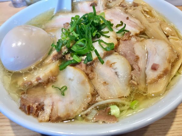 「黄金たまご付肉そば【1100円】」@麺場 二寅 秋津本店の写真