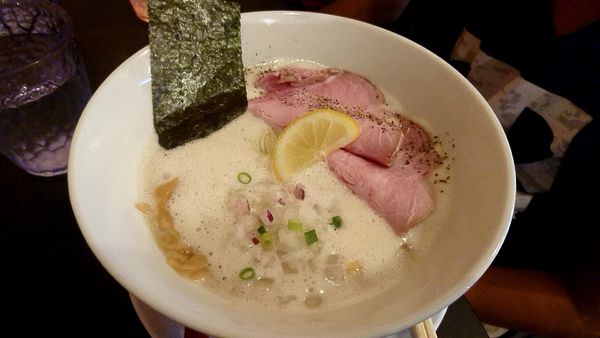 「純鶏白湯ソバ　850円+レアチャーシュー100円」@らーめん コットンポットの写真