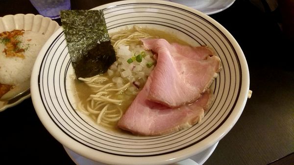 「煮干し塩ソバ　820円+レアチャーシュー100円」@らーめん コットンポットの写真