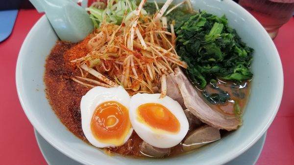 「ウルトラ激辛ラーメン　ほうれん草　コロチャーシュートッピング」@山岡家 松本店の写真