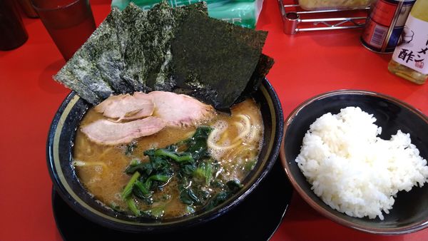 「ラーメン並¥700+のり¥100+ライス¥100-」@IEKEI_TOKYO 王道家直系の写真