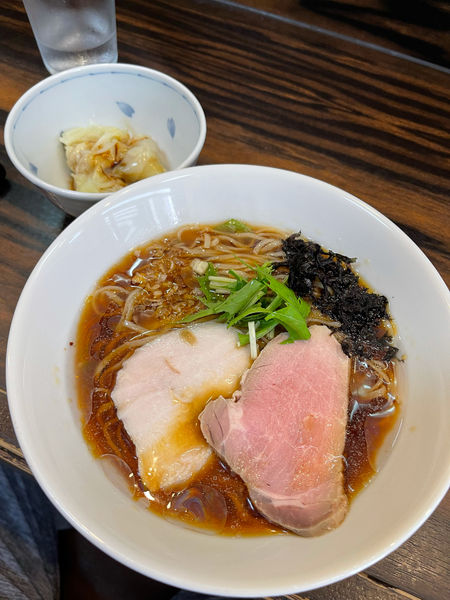 「冷たいアジ煮干しの中華そば＋ワンタン別盛り」@中華そば 梟の写真