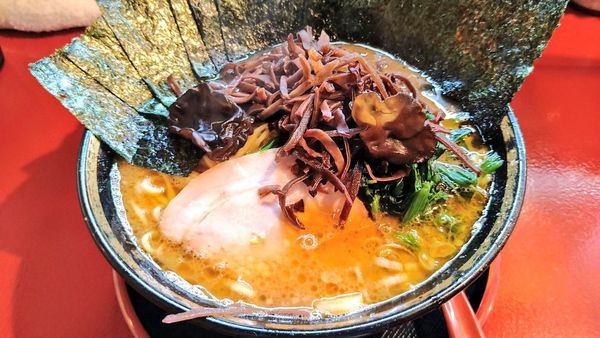 「ラーメン(中盛・麺硬め･味濃いめ)+海苔･木耳」@厚木家の写真