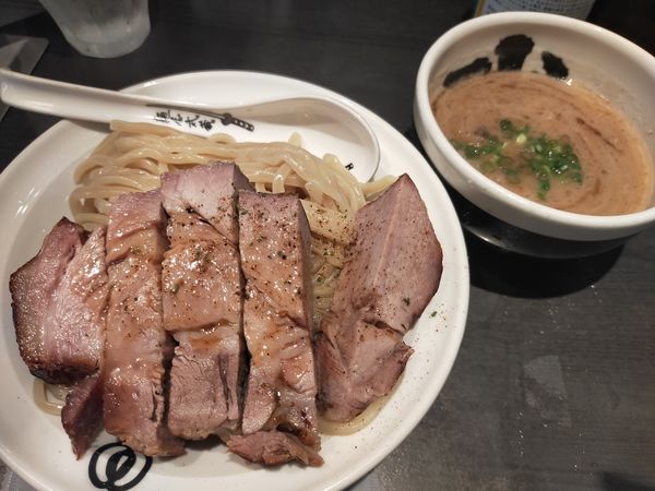 「濃厚厚切りローストポークつけ麺」@麺屋武蔵 武骨相傳の写真