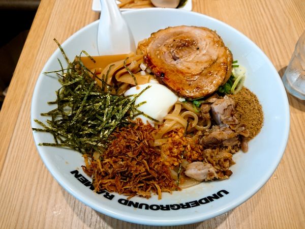 「まぜそば」@UNDER GROUND RAMEN 頑者 グランエミオ所沢店の写真