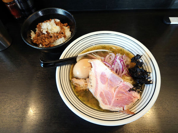 「冷やし塩煮干しそば+ピリ辛ひき肉丼」@陽はまたのぼるの写真