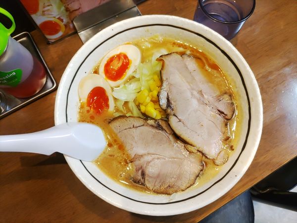「みそらーめん+煮玉子+ﾁｬｰｼｭｰ1枚増し ﾒﾝﾏ抜き」@メンや するがの写真