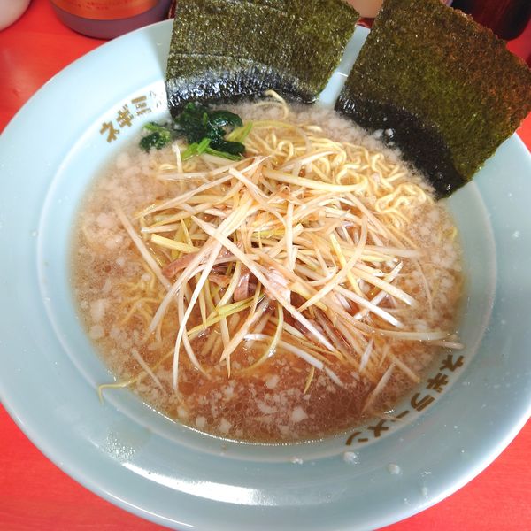 「ネギラーメン750円　麺硬め　油多め」@ラーメンショップ椿 春日部南桜井店の写真