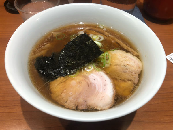 「醤油らぁ麺　1000円」@支那そばや 東京ラーメンストリート店の写真