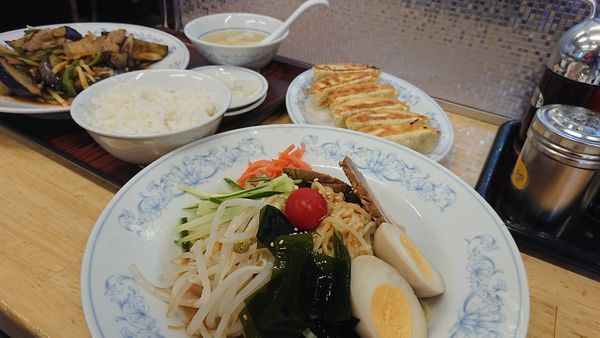 「ゴマタレ冷し中華」@ぎょうざの満洲 坂戸駅店の写真