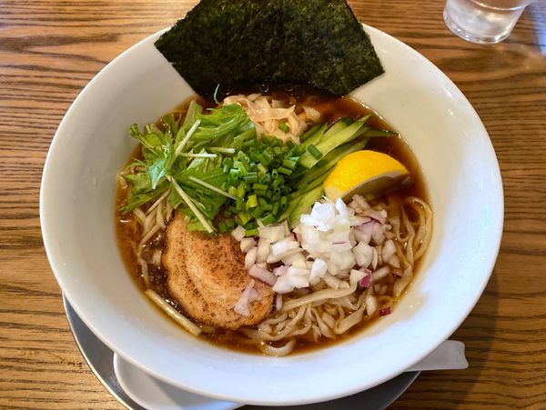 「冷し煮干しラーメン ９２０円」@手打ちラーメン 谷家の写真