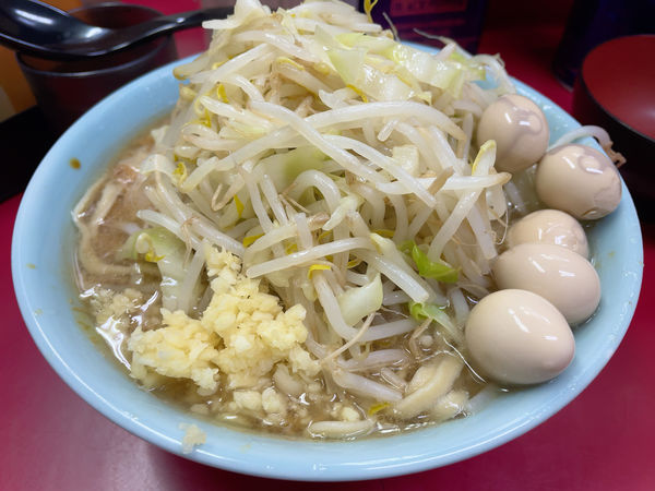 「少ラーメンぶた２枚」@ラーメン二郎 中山駅前店の写真