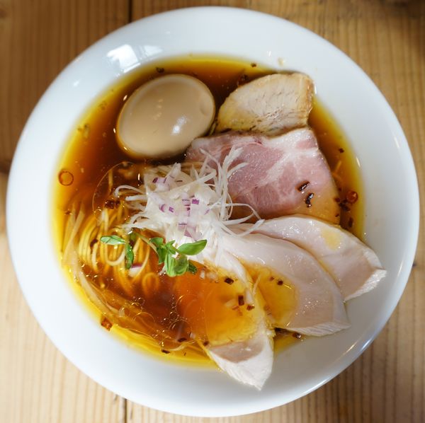 「味玉 Kiri_Soba 醤油＋【限定】蒸し鶏風茹で鶏TP」@The Noodles & Saloon Kiriyaの写真