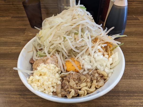 「汁なし 中 950円（ヤサイ多め、ニンニク少し）」@男気らーめん アカギの写真