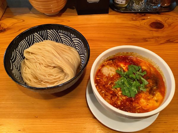 「【期間限定】トマト昆布水の担担つけ麺+ドデカわんたん」@麺堂にしき 新宿歌舞伎町店の写真