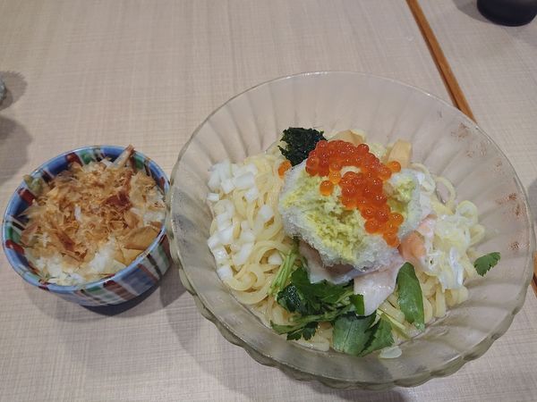 「サーモンとイクラのかき氷山菜のせ和え麺９９０円」@㐂りん食堂の写真