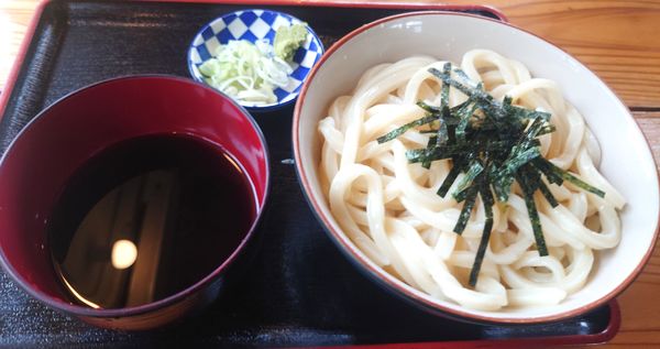 「もりうどん（夏季限定）600㌘700円天ぷら盛合せ550円」@本庄製麺 宮代店 七福神の写真