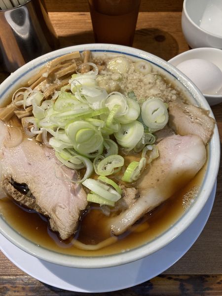 「背脂中華そば、生卵」@煮干し中華そば 小松屋の写真