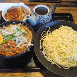 ちょい辛味噌つけ麺＋ミニチャーシュー丼 (¥1200)