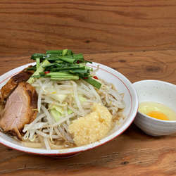 ラーメン　旨辛ニラ　生卵