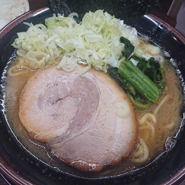 「ねぎラーメン900円(硬め)、ライス50円」@とんこつ えびすこの写真