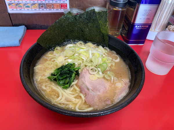 「ラーメン680円　やくみネギ増し50円」@横浜家系  一二三家の写真