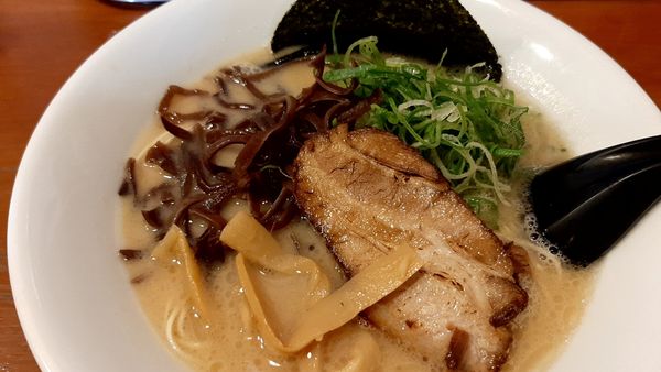 「博多豚骨らぁめん」@博多拉麺 一休 本店の写真