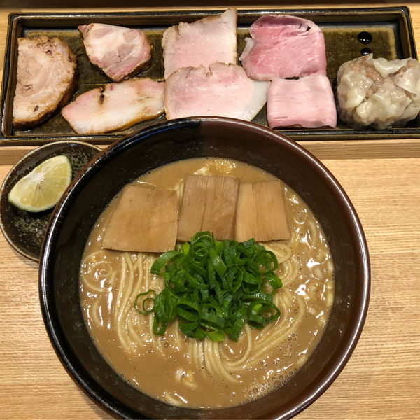 「らぁめん TOKYO-X純粋豚骨並＆特選全部乗せ＆塩とすだち」@中華蕎麦 とみ田の写真