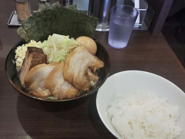 「豪麵ゴルトッピング（1,070円）+小ライス（100円）」@ゴル麺。 秋葉原店の写真