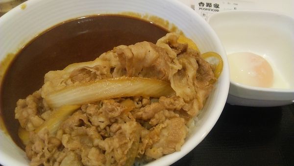 「肉だく牛黒カレー 657円＋半熟玉子 85円」@吉野家 市川駅前店の写真