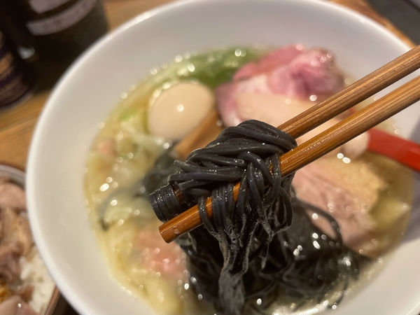 「軍鶏特製塩ラーメン」@麺屋 翔 西新宿本店の写真