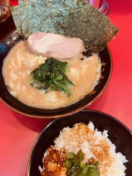 「ラーメン（並） 650円　のり増し 50円　ライス無料」@横浜ラーメン おか本の写真