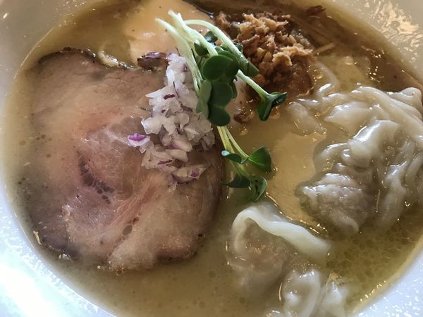 「濃厚鶏塩そば880円+ワンタン200円」@自家製麺 鶏冠の写真