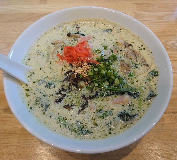 「豆乳豚骨バジルラーメン(900円)」@Cache Cacheの写真