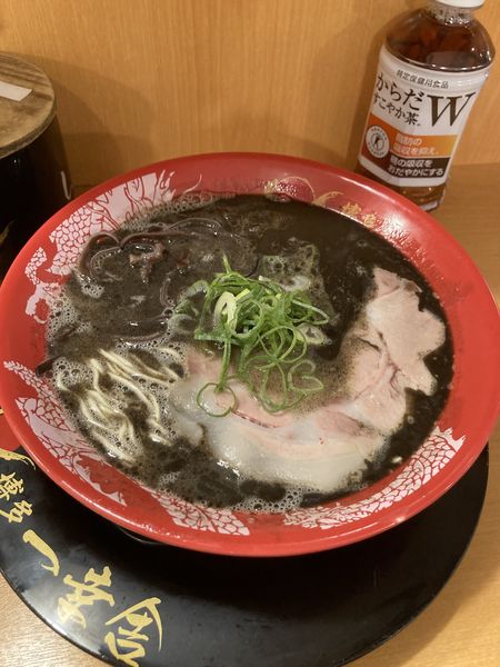 「黒ラーメン・替玉２玉（１玉無料クーポン利用で１０３０円）」@博多 一幸舎 エキマルシェ大阪店の写真