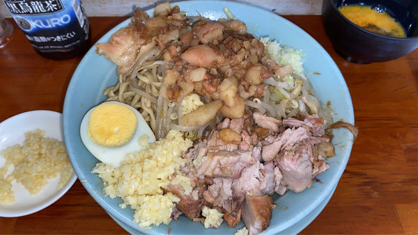 「まぜそば ブタかすアブラ 玉子 ちょいアブラ ニンニク多め」@ラーメン富士丸 西新井大師店の写真