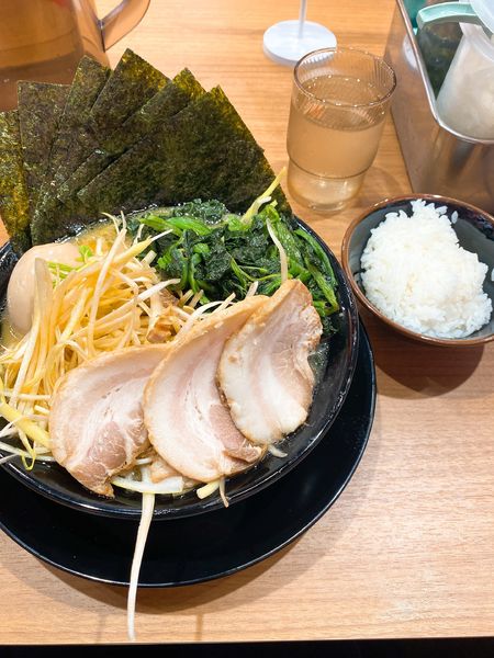 「MAXラーメン(醤油) ほうれん草白髪ネギ」@町田商店 川崎駅西口店の写真