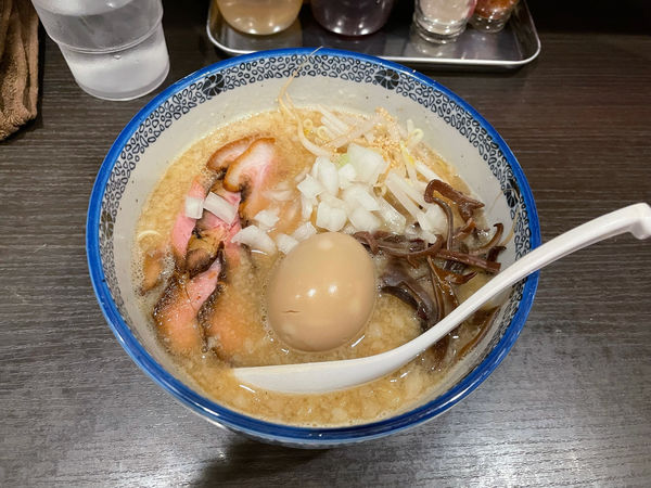 「特製豚骨らーめん + 替玉」@三鷹食堂いなりの写真