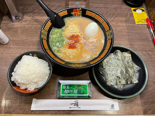 「ラーメン、半熟塩たまご、海苔、ごはん、替玉」@一蘭 太宰府店の写真