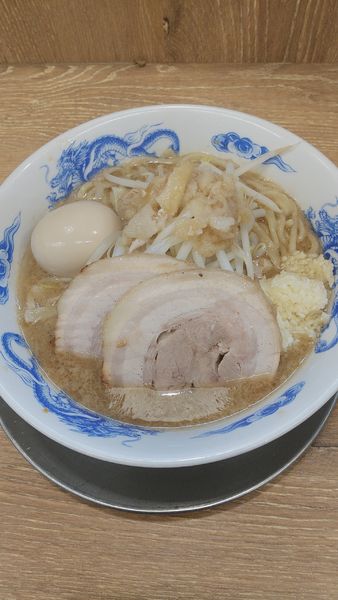 「豚玉ラーメン(ヤサイ少なめ、トッピング：アブラ、ニンニク)」@ジャンクガレッジ 北浦和店の写真