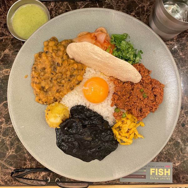 「ヤリイカのイカスミカレー（キーマ＆MIX豆カレーコンボ）」@FISH 丸の内店の写真