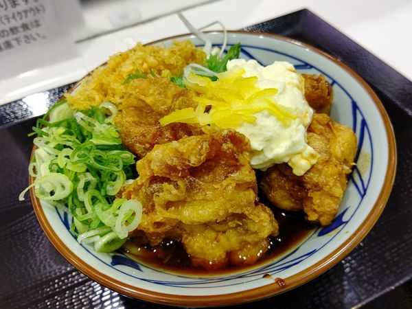 「タル鶏天(温)ぶっかけうどん(並盛)690円」@丸亀製麺 イーサイト高崎店の写真