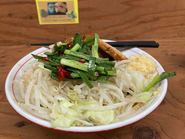 「汁なし　旨辛ニラ　生卵」@ラーメン幸豚の写真