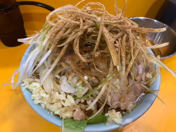 「小ラーメン辛い奴3倍ニンニクマシマシアブラ生姜葱和風BB生卵」@ラーメン二郎 八王子野猿街道店2の写真