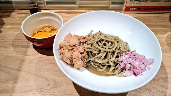 「肉にぼにぼちーの+青森にんにく搾り生卵」@煮干し Noodles Nibo Nibo Cinoの写真