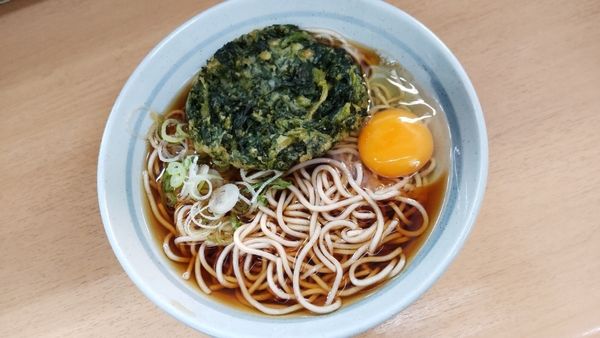 「春菊天そば＆生卵」@爽亭 JR池袋駅 コンコース店の写真